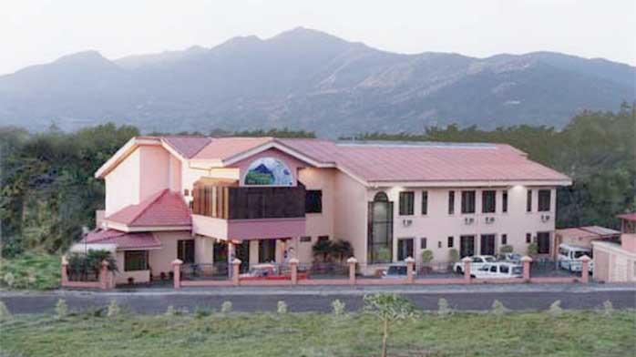 gateway hotel and mountains