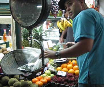 vendor seeling
fruit at the Mercado Central.